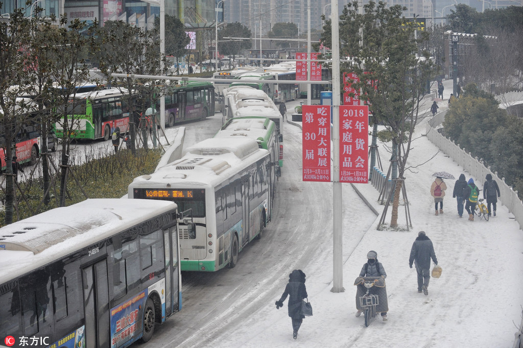 1月27日，武漢琴台往江漢一橋方向，由於道路結冰，交通出現嚴重擁堵，公交車輛排成長龍。