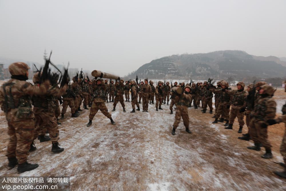 1月26日，第76集團軍某旅偵察兵集訓隊利用嚴寒天候開展群眾性評比競賽活動。