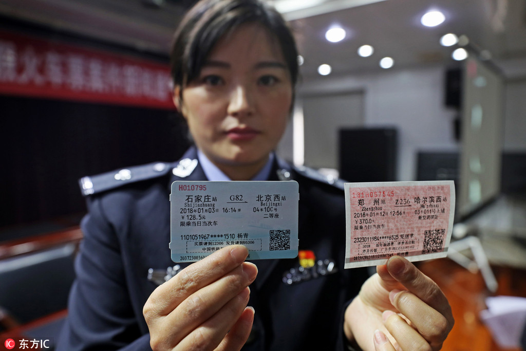 1月29日，河南省鄭州市，鄭州市鐵路公安處的工作人員向記者展示“1.12”特大制、販假火車票案件中查獲的各類涉假火車票。王威/東方IC