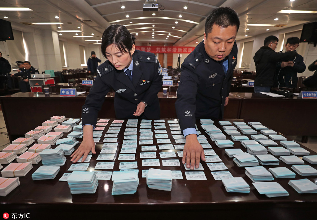 1月29日，河南省鄭州市，鄭州市鐵路公安處的工作人員向記者展示“1.12”特大制、販假火車票案件中查獲的各類涉假火車票。王威/東方IC
