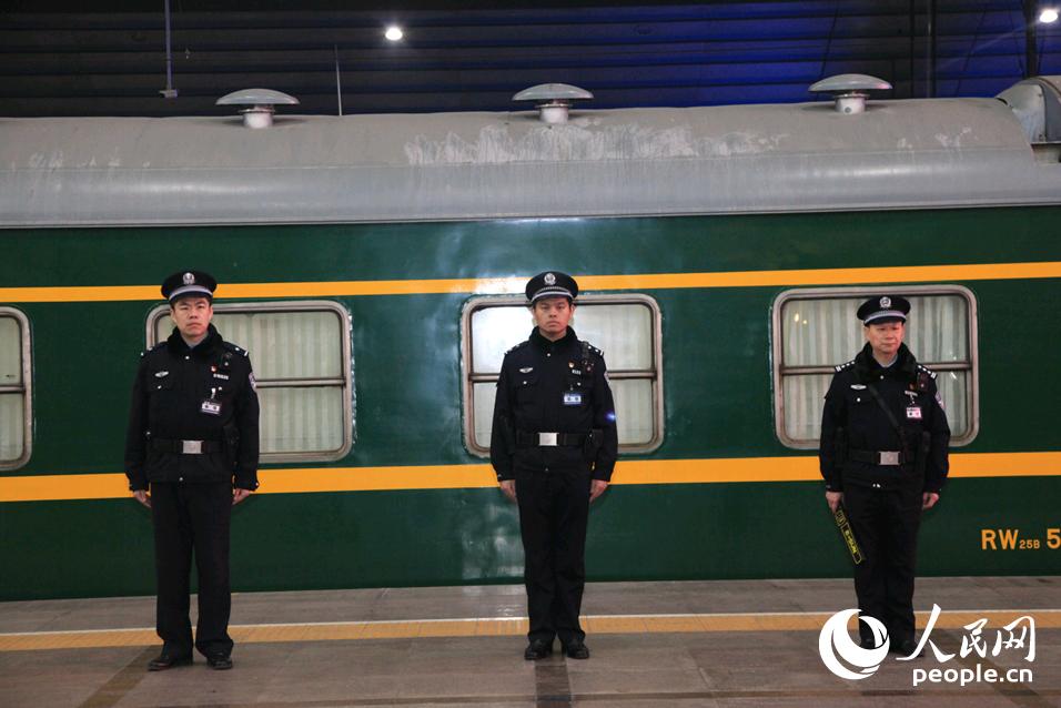 ２月１日凌晨，春運首發日，鐵路乘警已做好准備。