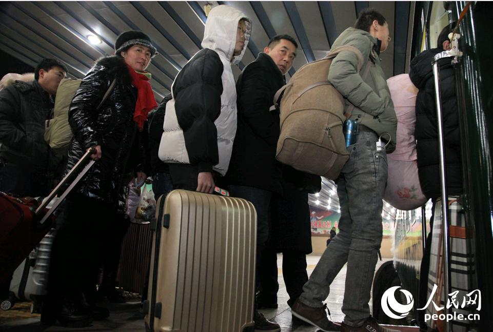 ２月１日凌晨，背著大包小包檢票的乘客。