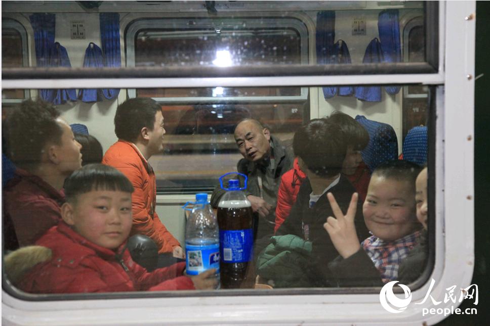 ２月１日凌晨，北京到重慶的春運首發車上，幾名小朋友對著車窗露出了笑臉。