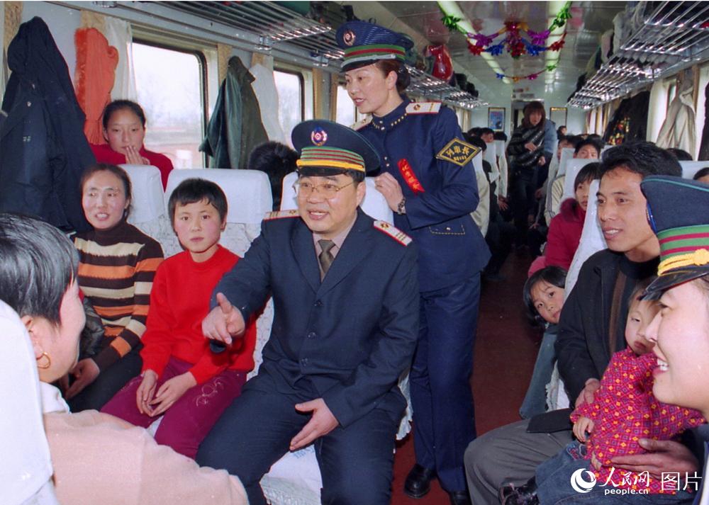 2005�괺�˵�һ����ݿ��˶ζγ���������У����ڿ���������2590���г������ÿ����н�̸���߽�����