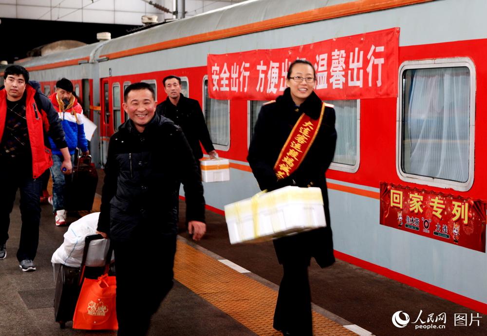 2014��1��19�գ�����վ���������˶ε�����־Ը�߰���Я����Ʒ�������Ա�ӽ�վ���ϳ����߽��� ��