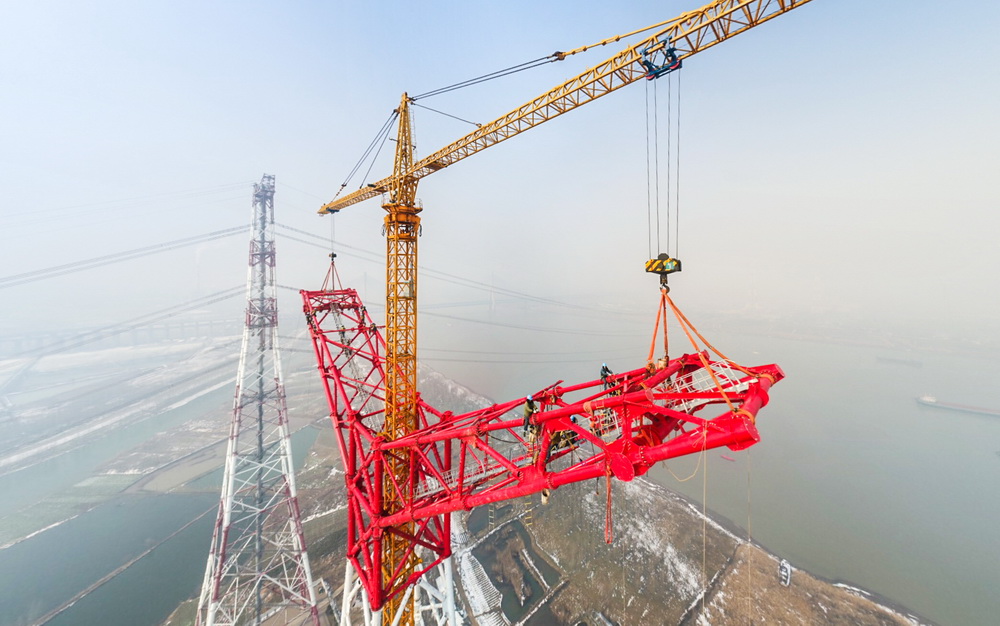 2月6日，在安徽省繁昌县荻港镇，跨越塔在进行横担就位施工（无人机航拍）。