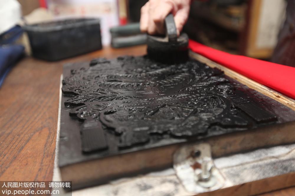 2��8�գ����ľٶԵ�����Ϳɫ��