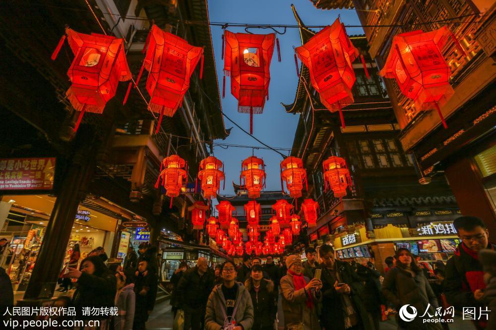 上海豫園燈會人氣旺 游客“擠爆”九曲橋【3】