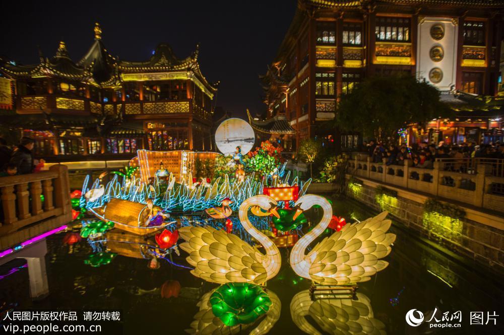 上海豫園燈會人氣旺 游客“擠爆”九曲橋【4】