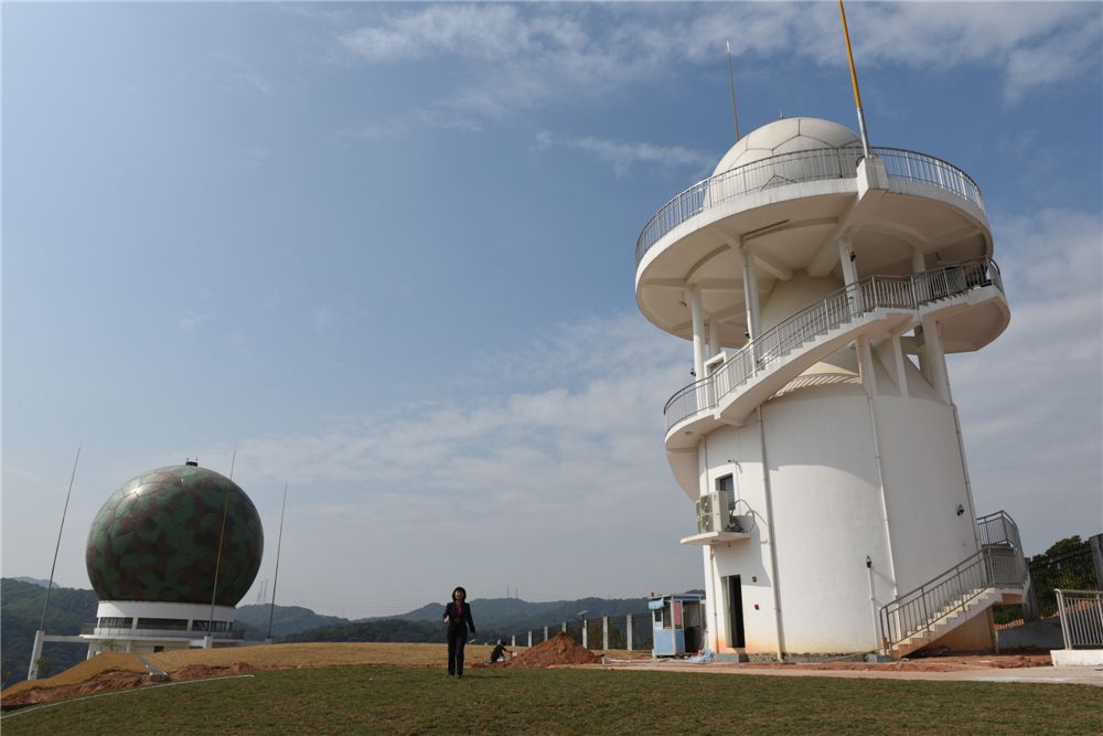 3.在全國僅有的四個氣象衛星地面站骨干站點之一廣州氣象衛星地面站，曹靜已經默默地走過了30個春夏秋冬。(沈玲攝影)