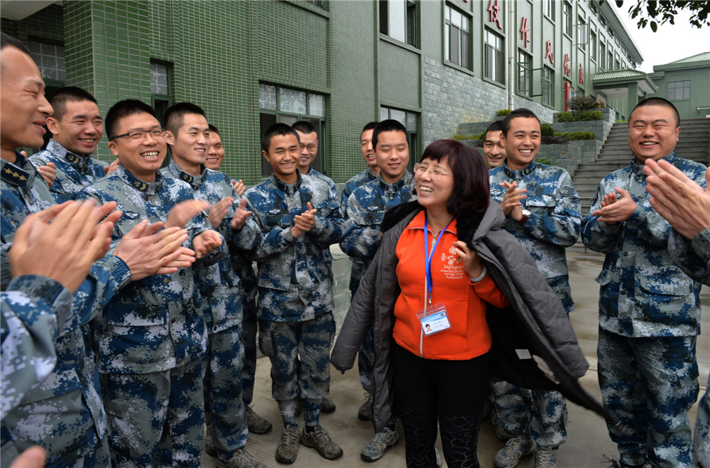 18.和普通官兵在一起分享衛星氣象科學，曹靜總是快樂的。(沈玲攝影)