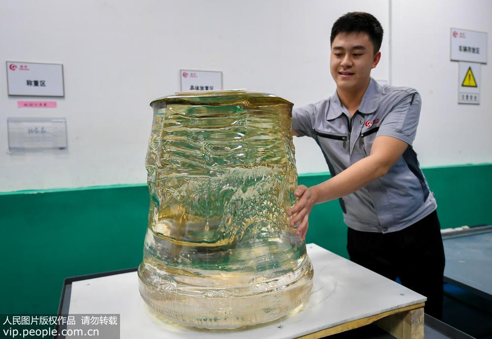 中国诞生全球最大450公斤级蓝宝石晶体