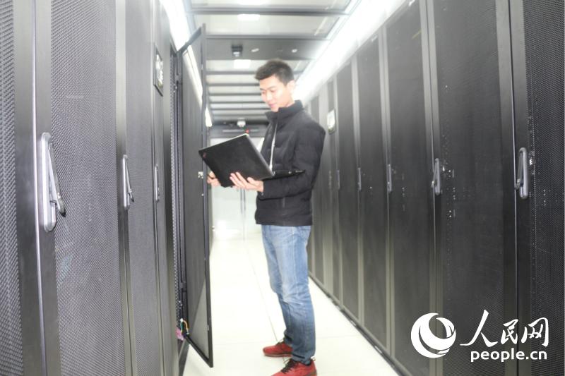 數據中心運維工程師李龍。為了保証整個大數據系統在春節期間正常運行工作，運維中心的工程師們24小時原地待地。