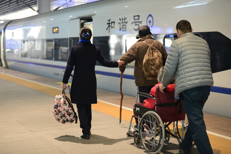 4 車站工作人員幫助重點旅客乘車
