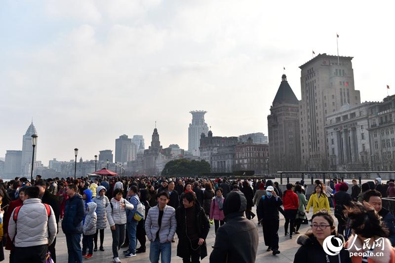 2月17日，上海外灘人頭攢動。從上海市旅游局獲悉，據不完全統計，外灘大年初二當日接待游客50.54萬人次。（人民網記者 翁奇羽 攝）