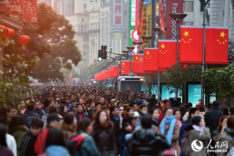 2月17日，南京東路步行街人頭攢動。從上海市旅游局獲悉，據不完全統計，南京路商業街大年初二當日接待游客32.27萬人次。（人民網記者 翁奇羽 攝）
