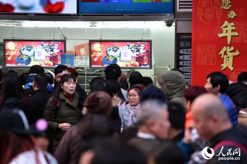 2月17日，市民游客在上海老字號購買年貨。（人民網記者 翁奇羽 攝）
