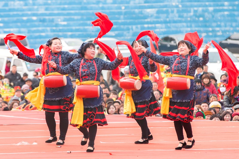 2月17日，民間藝人在盱眙縣龍蝦節廣場進行民俗表演。
