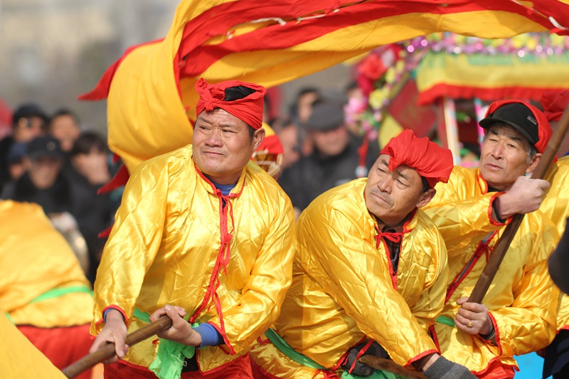 2月17日，盱眙縣舉行具有地方特色的舞龍舞獅展演活動，紅紅火火過大年。