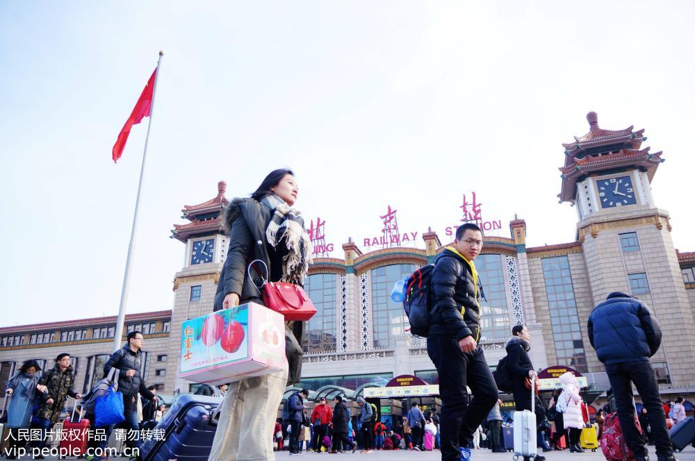 北京火車站迎來密集客流返程高峰