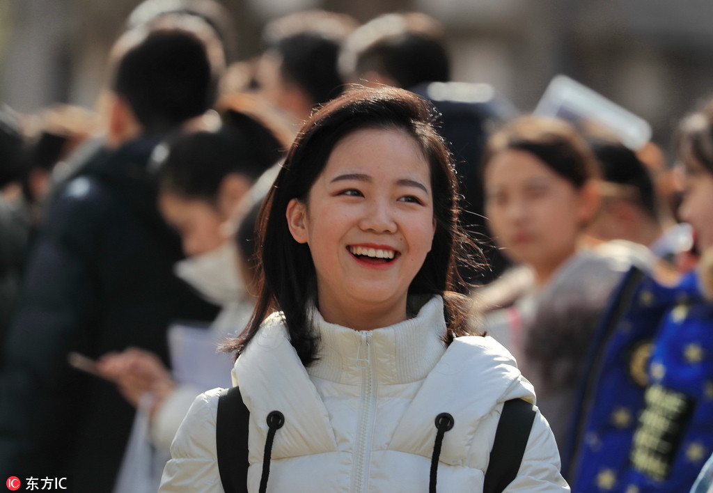 2月23日，中國傳媒大學藝考初試開始。俊男靚女考生場外等候考試。
