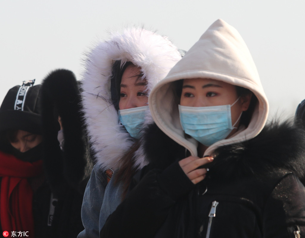 北京冷空气来袭气温骤降 游客全副武装游览天