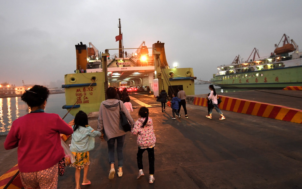 2月25日，在海口市秀英港，滯留乘客進入渡輪。 新華社記者 趙穎全 攝