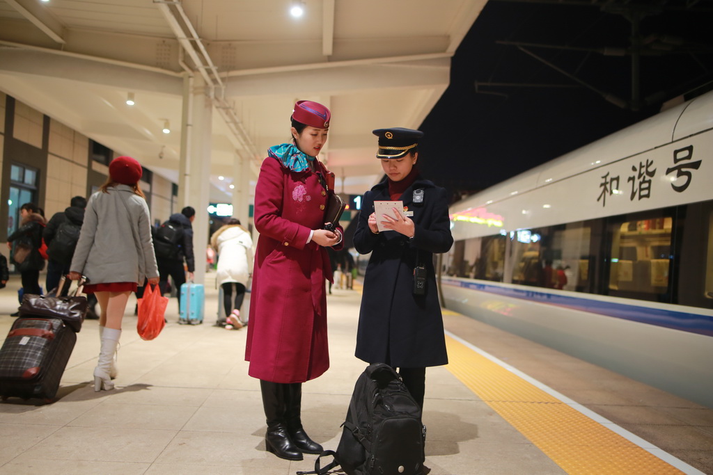 2018年2月23日，廣安南站，除了在服務台工作，譚佳運也要到站台巡視。此時譚佳運正和在廣安南開往成都東的成都客運段列車長向英在站台進行交接。