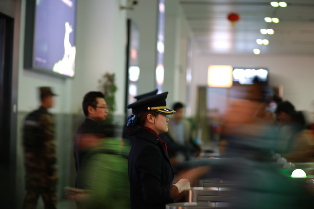 2018年2月23日，廣安南站，工作中的賀嬌妍。