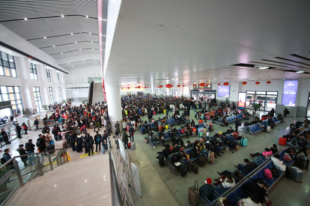 2018年2月23日，廣安南站，廣安南站進入了一天的客流高峰，車站日均發送旅客4000人次以上。