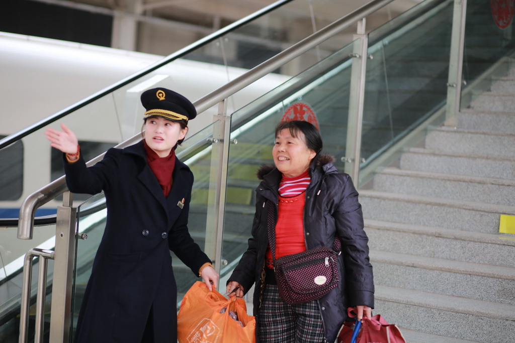 2018年2月23日，廣安南站，賀嬌妍在站台上引導旅客進入所乘車次和車廂。
