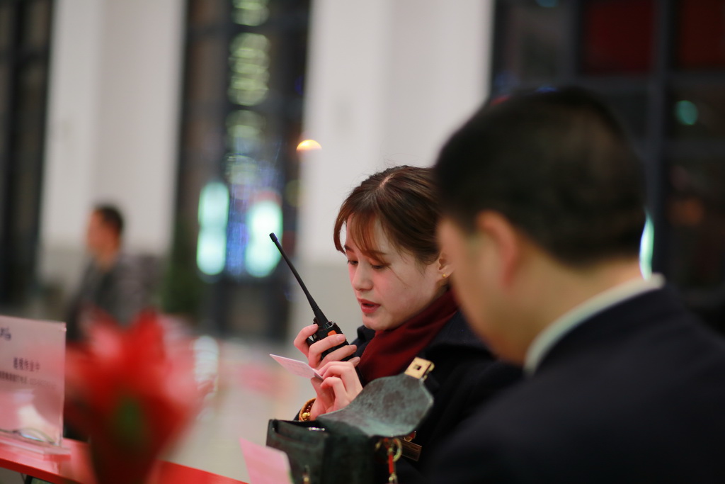 2018年2月23日，廣安南站，賀嬌妍通過對講機和同事進行交流。