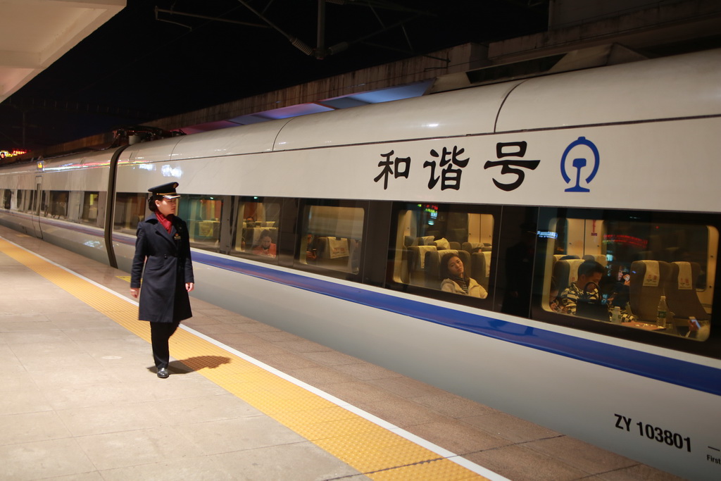2018年2月23日，廣安南站，譚佳運正在站台進行巡視。