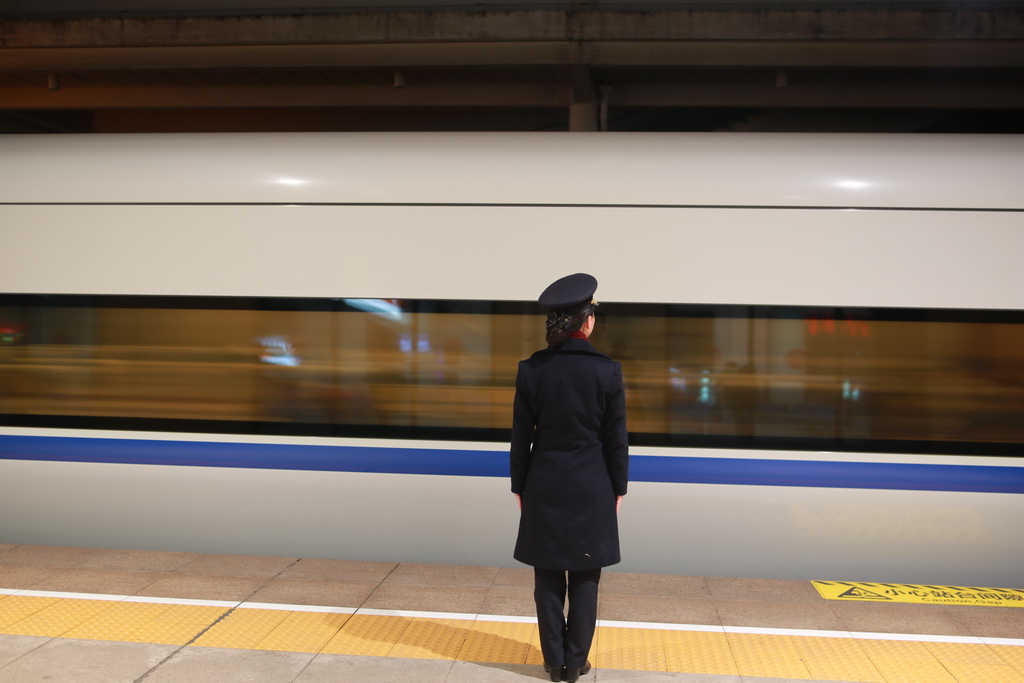 2018年2月23日，廣安南站，譚佳運注視著廣安南站的動車駛出車站。
