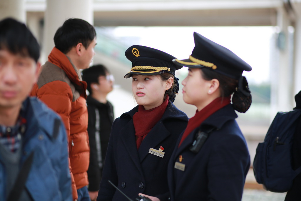 2018年2月23日，廣安南站，在廣安南站的站台上賀嬌妍和譚佳運一起服務旅客。