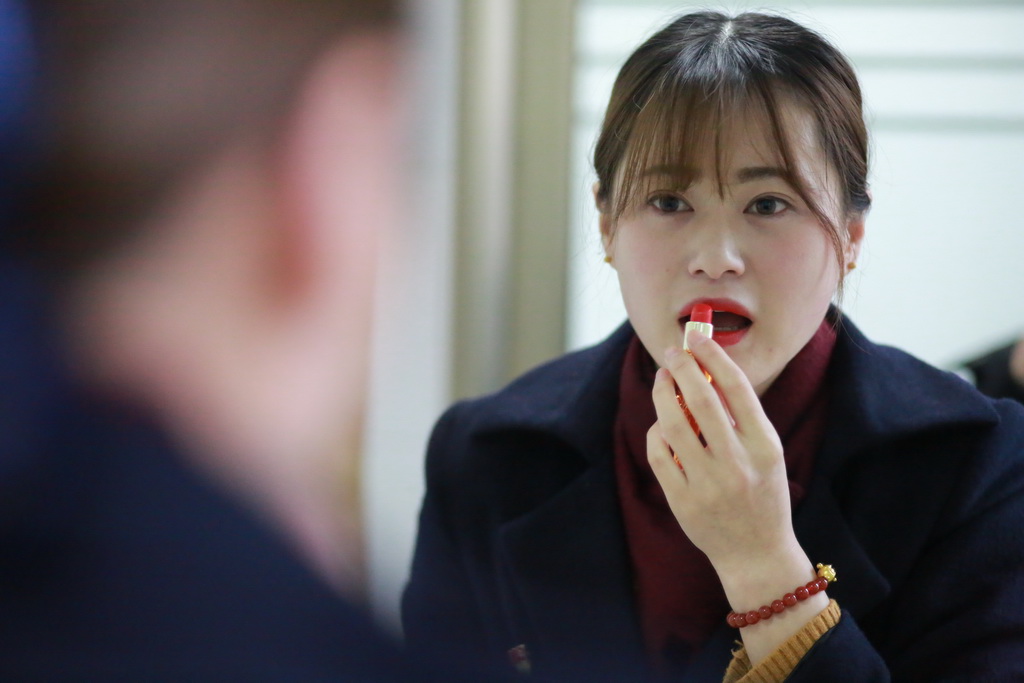 2018年2月24日，廣安南站，在休息室內賀嬌妍在整理妝容。