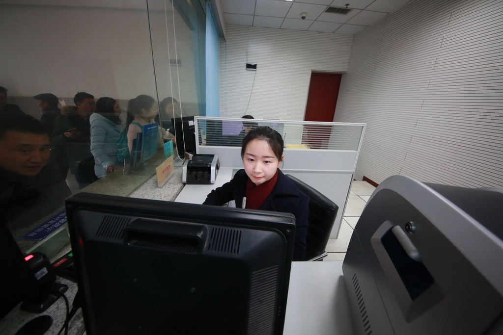2018年2月24日，廣安南站，李暢在售票室進行工作。