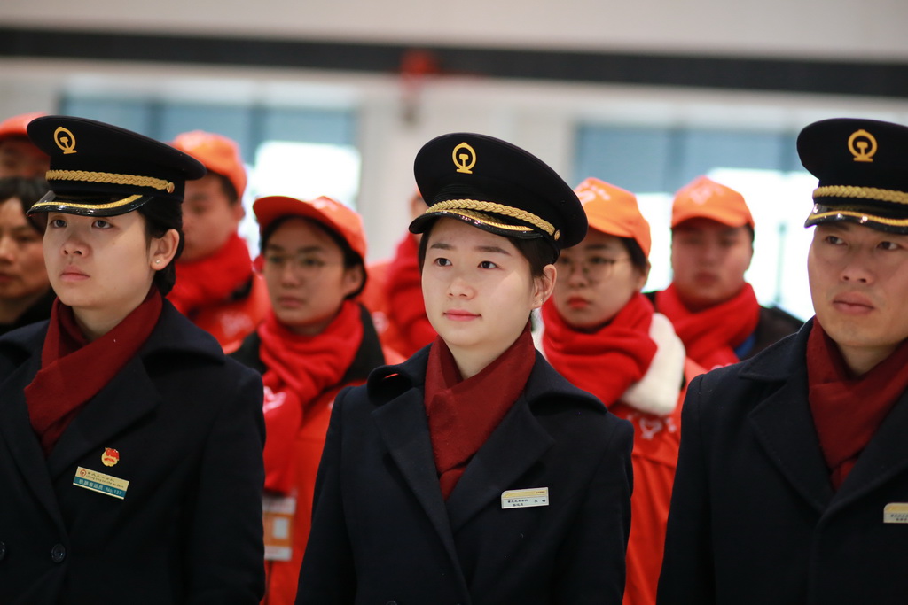 2018年2月24日，廣安南站，客運員李暢在候車室二樓進行交接班。