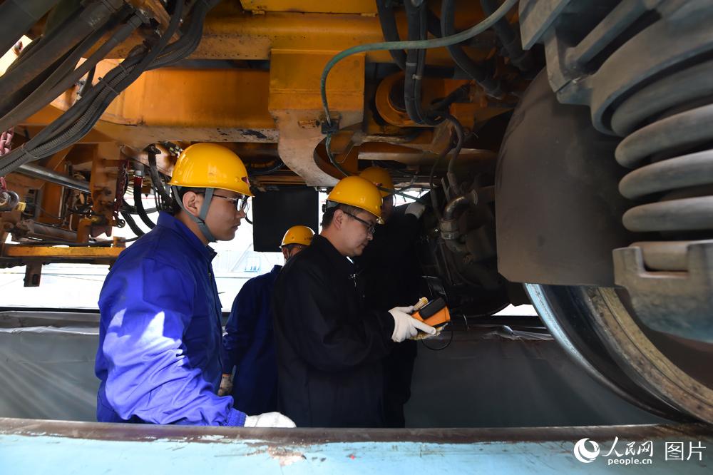 2月24日，北京大機段，工人們正在使用內窺鏡對搗固車進行檢修。（人民網記者 翁奇羽 攝）