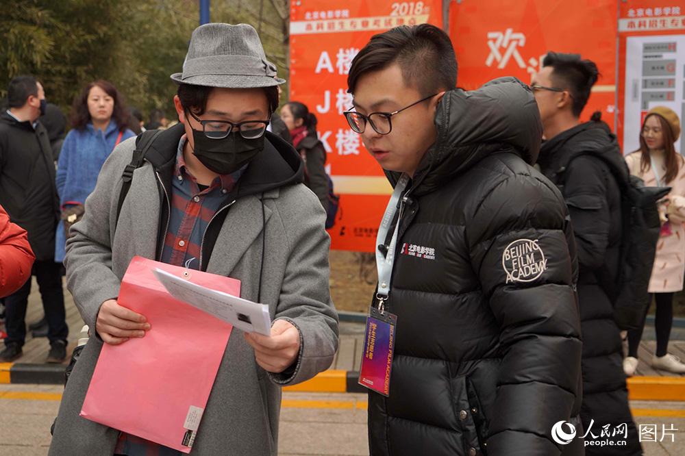 2月27日，考生询问工作人员考试信息。（刘林 摄）