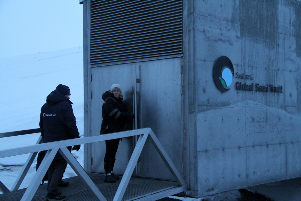 2月26日，在挪威北部斯瓦尔巴群岛，两名工作人员站在全球种子库入口。 新华社记者梁有昶摄