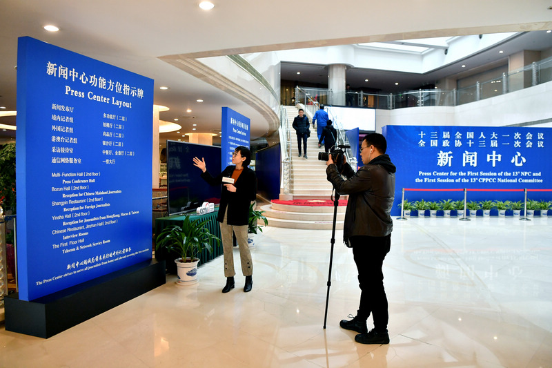 2月27日，兩名記者在全國兩會新聞中心內採訪拍攝。新華社記者 李鑫 攝