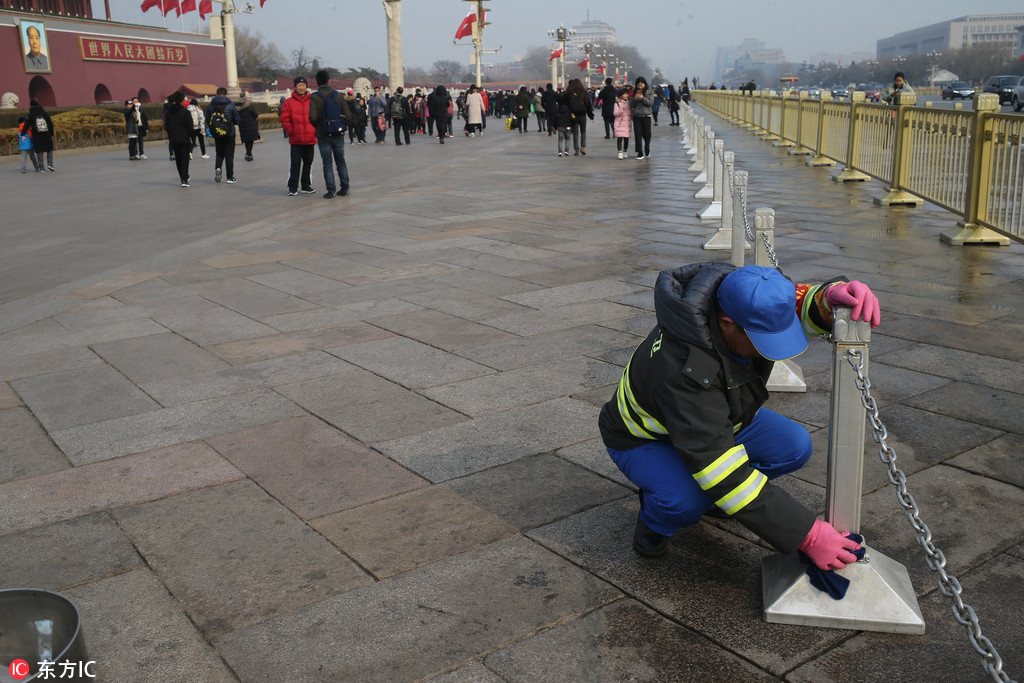 2018年两会:北京环卫工清洗天安门广场护栏 营