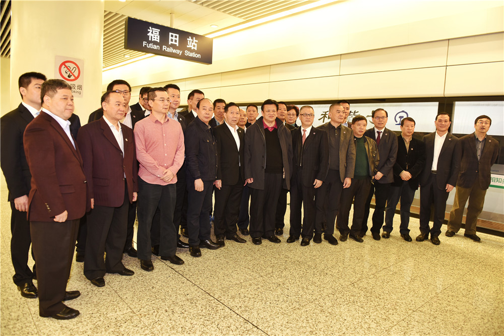 3月1日，乘坐高鐵前往北京的港區全國人大代表和政協委員出發前在深圳福田站合影。