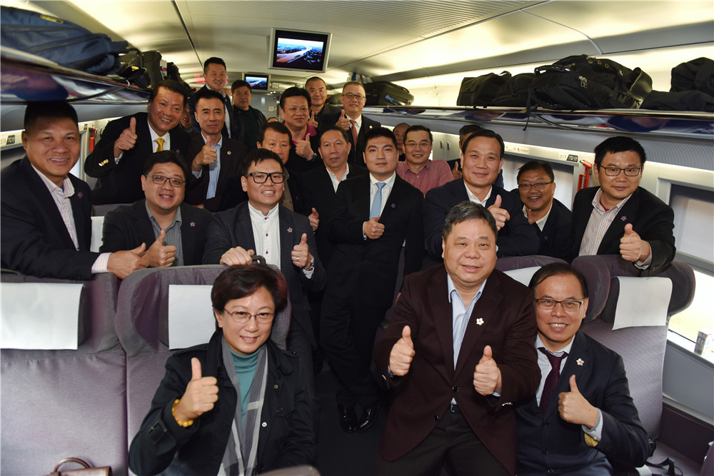 3月1日，乘坐高鐵前往北京的港區全國人大代表和政協委員在高鐵車廂內合影。