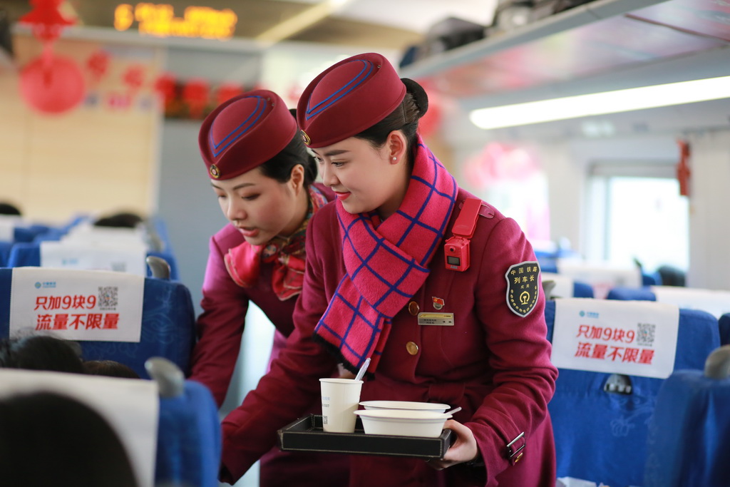 2018年3月1日，在重慶北開往成都東的G8526次列車上，“動妹”正在給旅客送元宵。