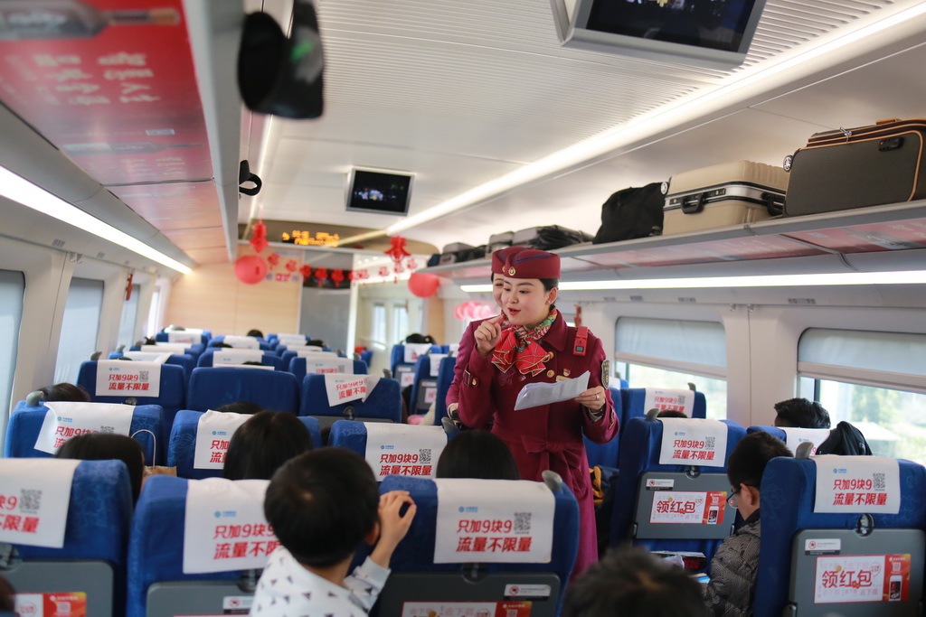 2018年3月1日，在重慶北開往成都東的G8526次列車上，工作人員和旅客們一起進行有獎問答活動。