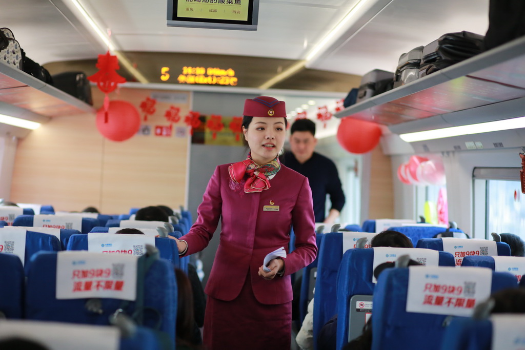 2018年3月1日，在重慶北開往成都東的G8526次列車上，“動妹”主持人正在宣布元宵節活動的游戲規則。