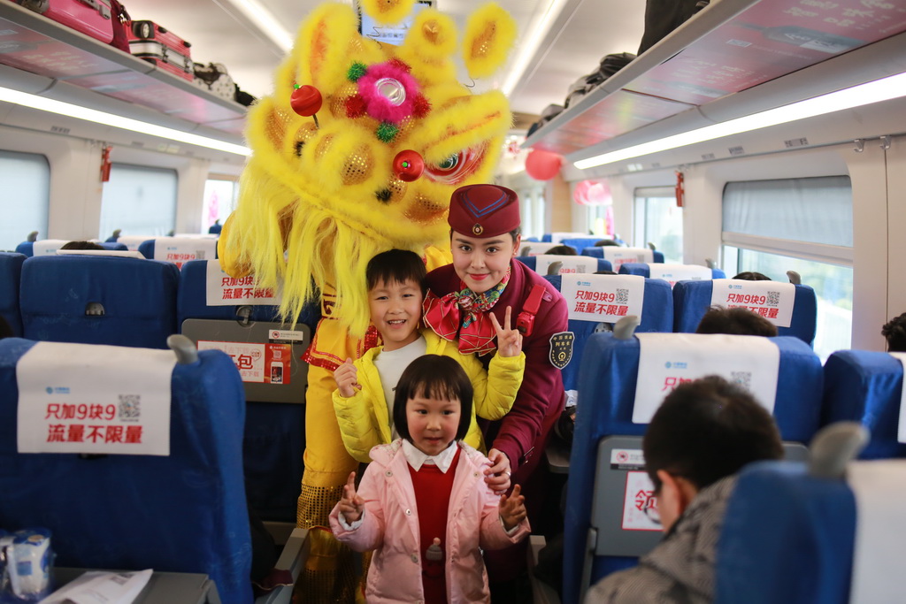 2018年3月1日，在重慶北開往成都東的G8526次列車上，工作人員和旅客合影留念。