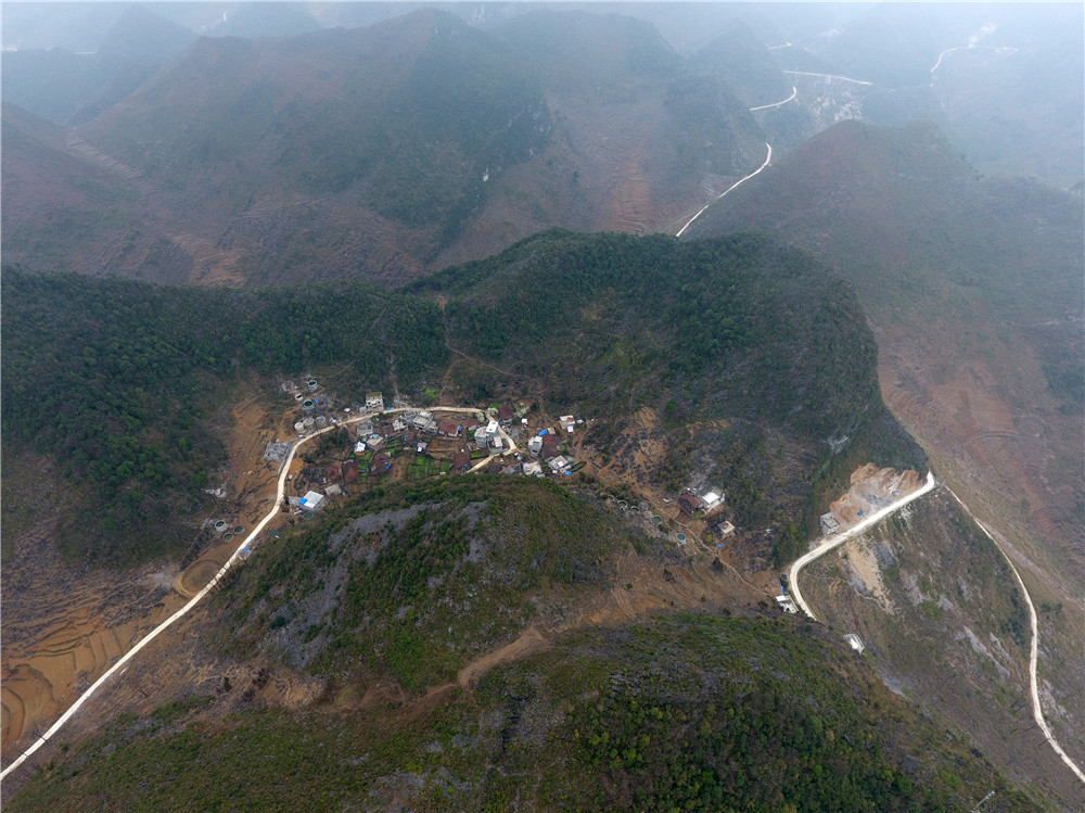 這是廣西大化瑤族自治縣雅龍鄉境內的通村屯道路（3月2日無人機拍攝）。